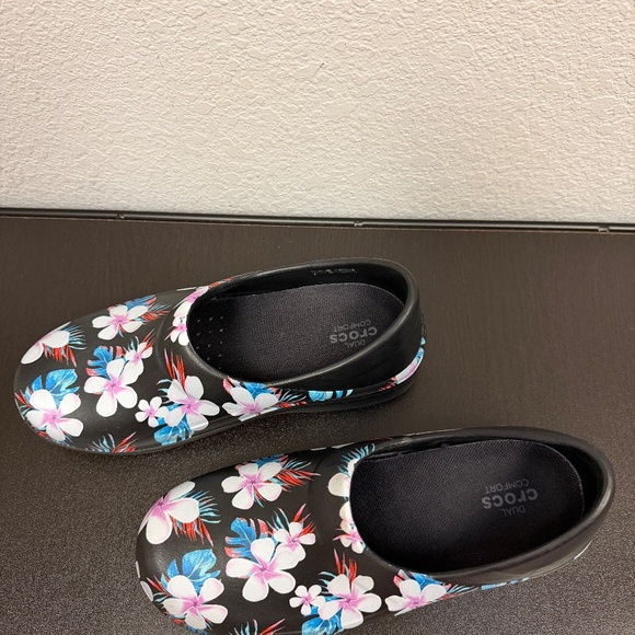CROCS Dual Comfort Clogs/Mules~Black Floral~Size 7~Excellent condition🌸🌺🌷 - Picture 2 of 10